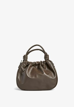 Borsa a mano in pelle marrone con dettagli arricciati e due manici superiori intrecciati su sfondo bianco.