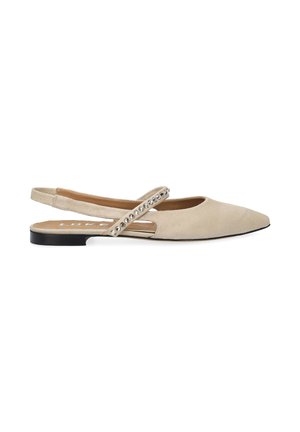 Beige Wildleder-Slingback-Flacher Schuh mit spitz zulaufender Spitze, schwarzer Sohle und mit Strass besetztem Riemen auf der Oberseite.