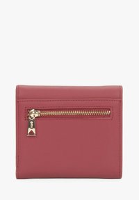 Kompaktní růžová peněženka vyrobená z hladké kůže. Na přední straně má zlatý zip jako akcent a jednoduchý, minimalistický design.