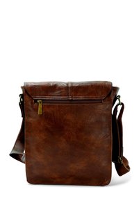 Brązowa skórzana torba listonoszka z teksturowaną powierzchnią, z przednią kieszenią na zamek, regulowanym paskiem i zapięciem na klapę.