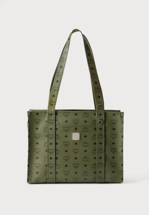 Sac cabas en cuir vert avec motif du logo MCM noir, deux bretelles et un petit emblème métallique carré argenté au centre avant.