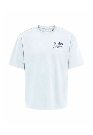 Hvid T-shirt med korte ærmer med teksten "Parks Gallery" trykt i mørkeblå på den øverste venstre del af brystet.