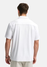 Witte kortarmige shirt met verticale strepen, met een klassieke kraag en een rechte zoom, gemaakt van een lichtgewicht, ademende stof.