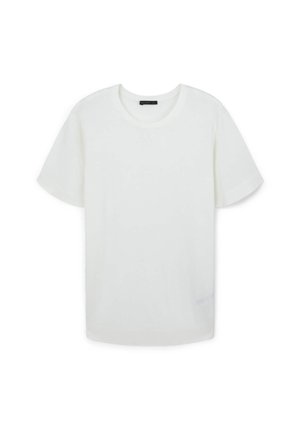 T-shirt blanc à manches courtes en tissu doux et léger avec un col rond. Texture lisse et coupe décontractée, avec une étiquette de marque discrète au bas.