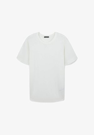 T-shirt blanc à manches courtes en tissu doux et léger avec un col rond. Texture lisse et coupe décontractée, avec une étiquette de marque discrète au bas.