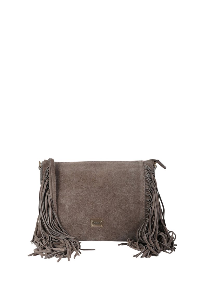 Borsa a tracolla in camoscio grigio con lunghe frange morbide, chiusura a patta e una piccola targhetta metallica con il logo sul davanti. Chiusura superiore con cerniera.