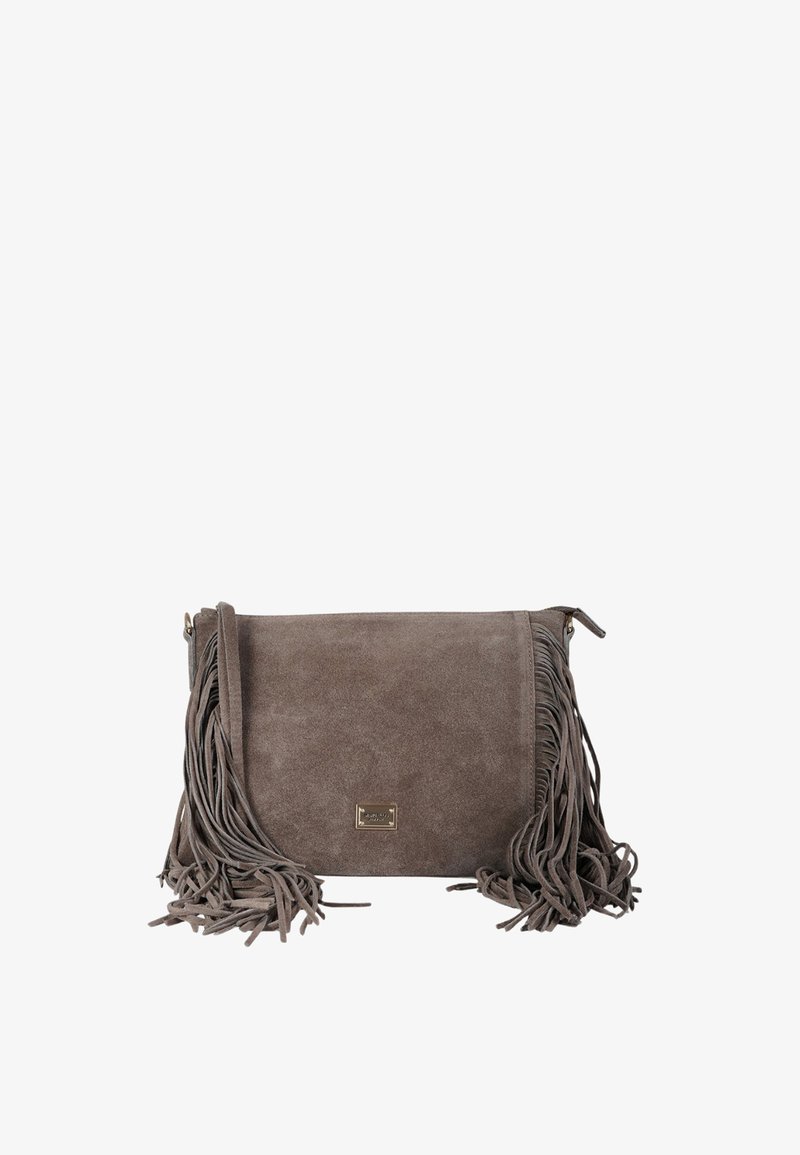 Borsa a tracolla in camoscio grigio con lunghe frange morbide, chiusura a patta e una piccola targhetta metallica con il logo sul davanti. Chiusura superiore con cerniera.
