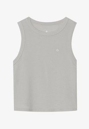 Débardeur sans manches gris clair en tissu côtelé ; présente un col rond et un petit logo blanc à l'avant. Design simple.