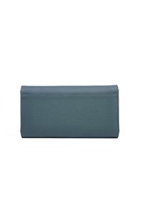 Portafoglio rettangolare in pelle color turchese con superficie texturizzata, linee pulite e senza hardware o decorazioni visibili.