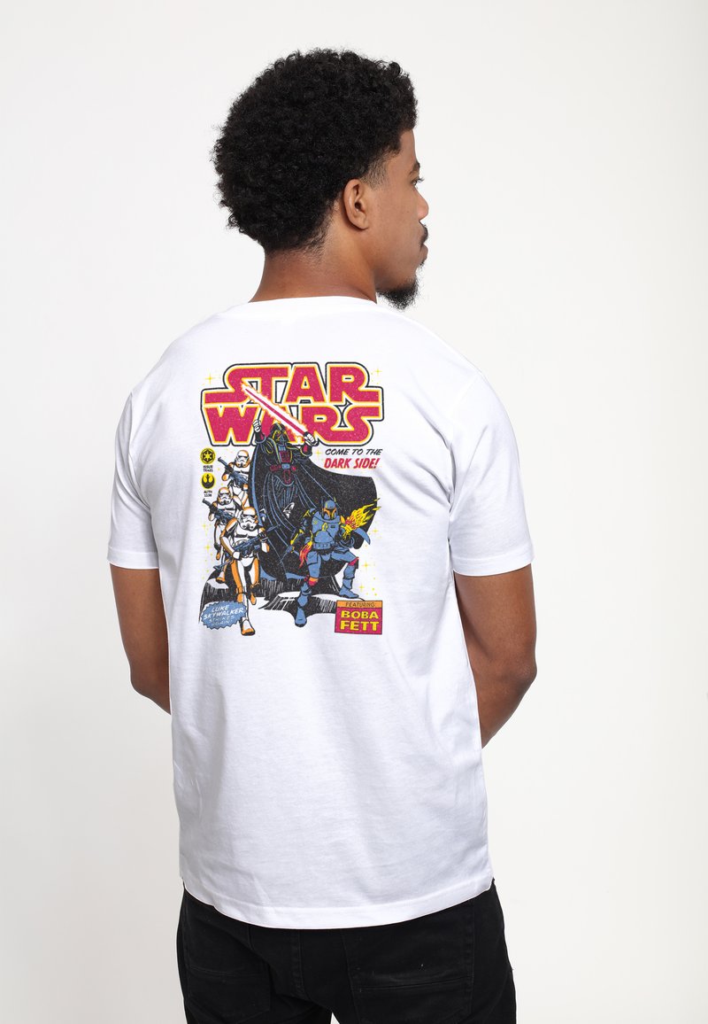 Bílý bavlněný tričko s barevným grafikou "Star Wars" na zadní straně, které zobrazuje postavy v komiksovém stylu a retro písmu.