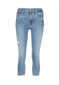 Jeans de mezclilla azul claro con un corte ajustado, que presentan detalles desgastados y dobladillos deshilachados y recortados. Diseño clásico de cinco bolsillos con cierre de botón.