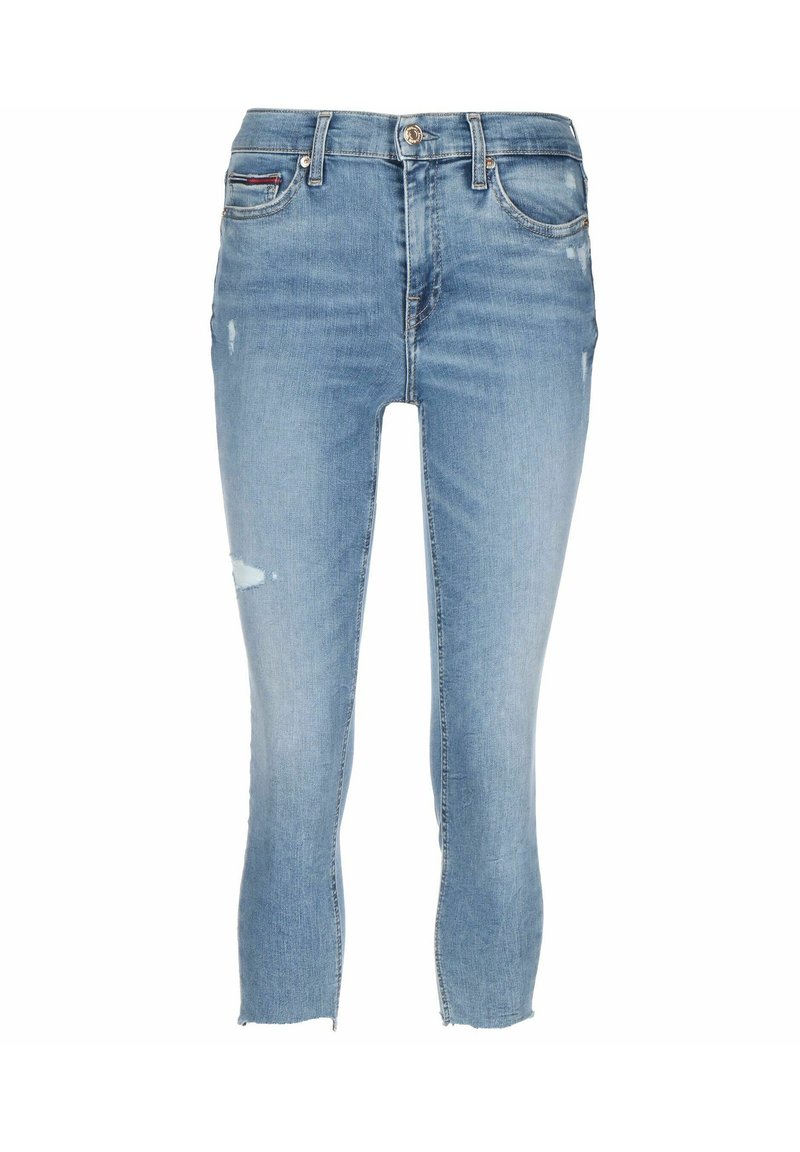 Jeans de mezclilla azul claro con un corte ajustado, que presentan detalles desgastados y dobladillos deshilachados y recortados. Diseño clásico de cinco bolsillos con cierre de botón.