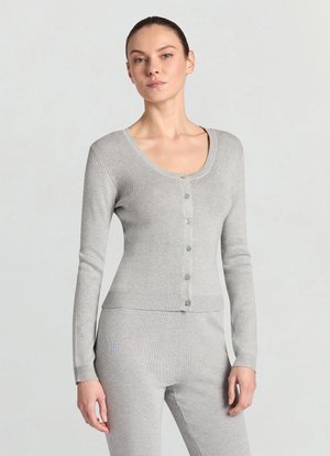 Cardigan gris côtelé avec un décolleté en arrondi, manches longues et une fermeture à boutons multicolores à l'avant. Texture douce et ajustée.