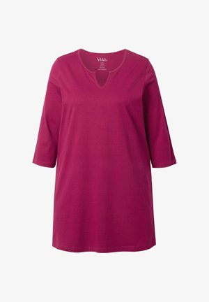 Magentafarbene Tunika, runder Ausschnitt mit einem kleinen Schlüssellochdetail, Dreiviertelärmel, aus weichem Stoff mit einer glatten Textur.