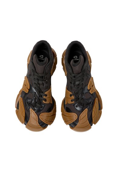 Baskets épaisses noires et marron avec panneaux en mesh texturé et cuir, semelles épaisses rainurées, et design à lacets vues de dessus.