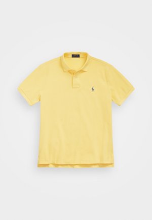 Gul polo-shirt lavet af bomuld, med klassisk krave, tre-knaps lukning og en lille blå broderet logo på brystet.