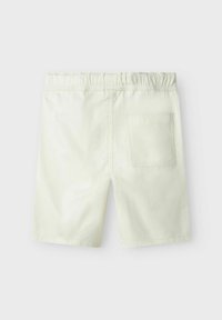 Lichtgele katoen shorts met een elastische tailleband en een enkele achterzak. Stroeve textuur en lengte boven de knie.