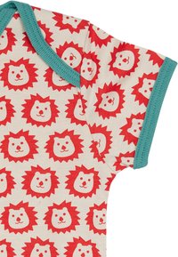 Katoenen romper met een beige basis en herhaalde rode leeuwengezichten, omringd door stekelige manen, en groenblauwe afwerking op de halslijn.