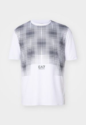 T-shirt bianca a maniche corte con un motivo a rete pixelato nero nella parte superiore e logo EA7 al centro in basso.