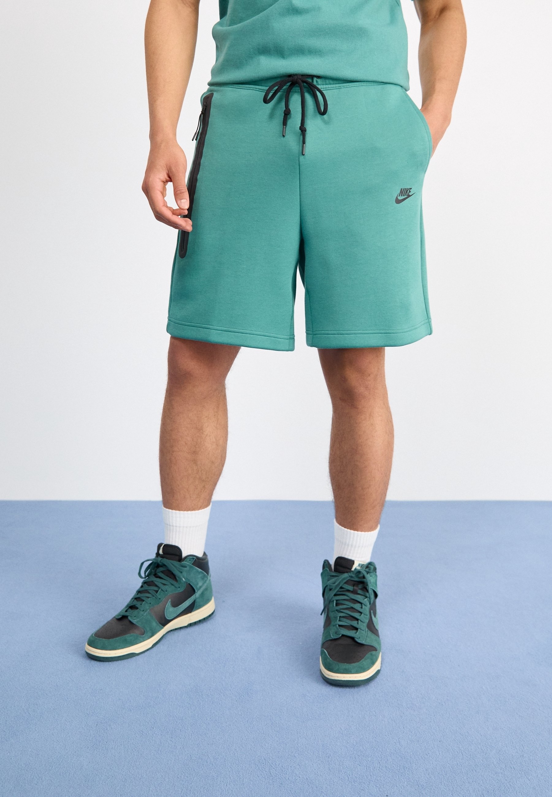 zip pocket shorts nike
