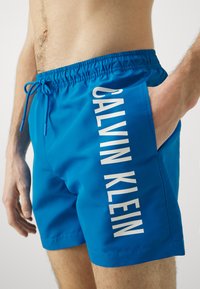Calvin Klein Swimwear MEDIUM DRAWSTRING - Plavecké šortky - faience blue