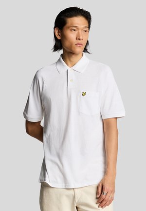 Weißes Poloshirt aus weichem Stoff mit einem kleinen gelben Schmetterlingslogo auf der Brusttasche, ausgestattet mit einem klassischen Kragen und kurzen Ärmeln.