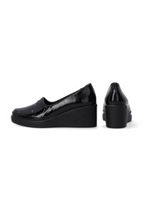 Zwarte patenten leren wedge schoenen met een ronde neus, lage vamp en een gestructureerd bovenwerk. Voorzien van een stevige, zwarte rubberen zool voor stabiliteit.