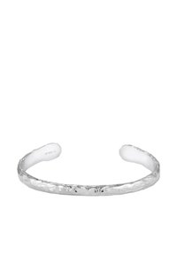 Silverfärgad manschettarmband med en hamrad yta, med en öppen design. Märkt med "925" som indikerar kvalitet i sterlingsilver.
