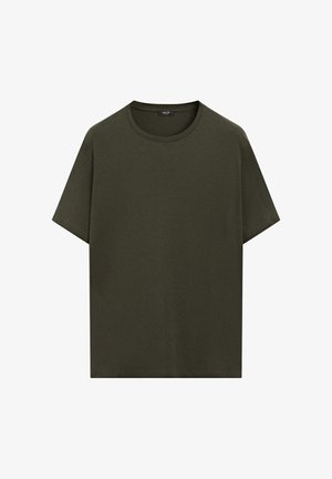 Olijfgroene t-shirt van zacht katoen, met een ronde halslijn en korte mouwen in een comfortabele pasvorm. Geen zichtbare patronen of accenten.