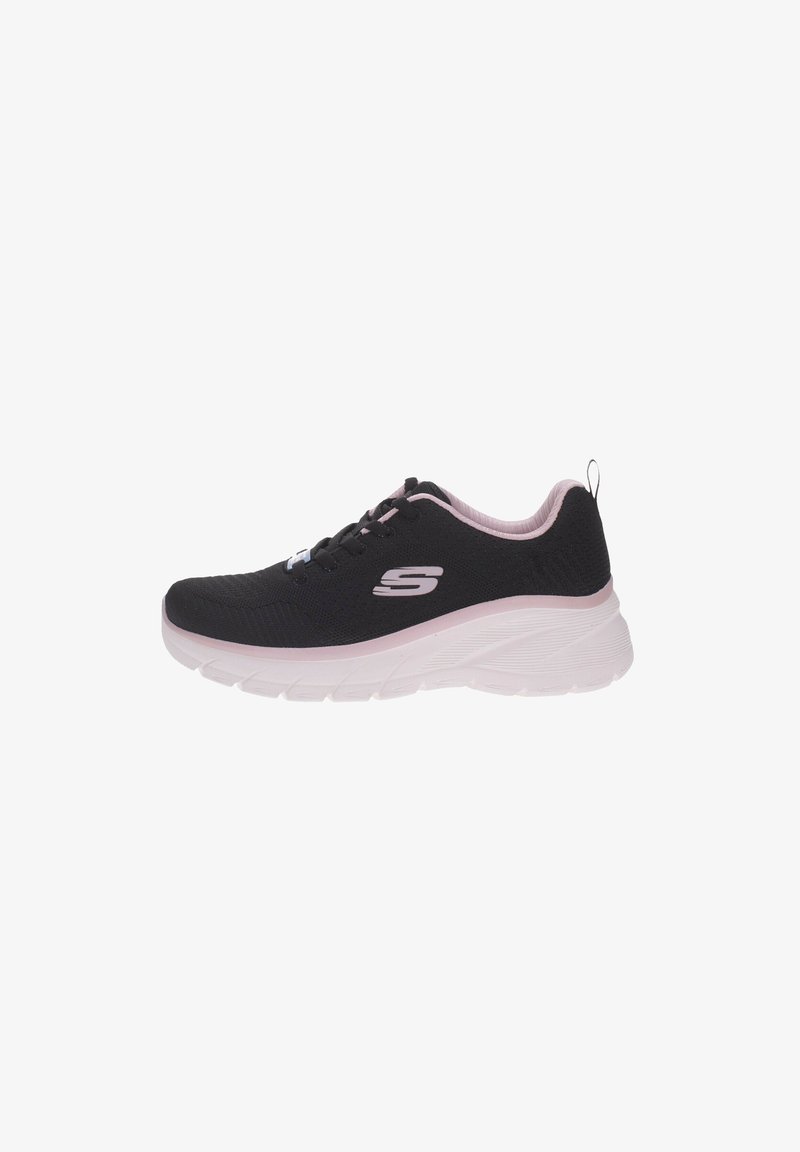 Baskets de sport Skechers noires et roses avec tige en mesh, fermeture à lacets, semelle rembourrée et languette de traction au talon.