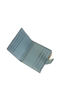 Leren portemonnee in muted blauw, met meerdere kaartsleuven, een ritsvak en een gemêleerde afwerking. Accenten in goudkleurig metaal.