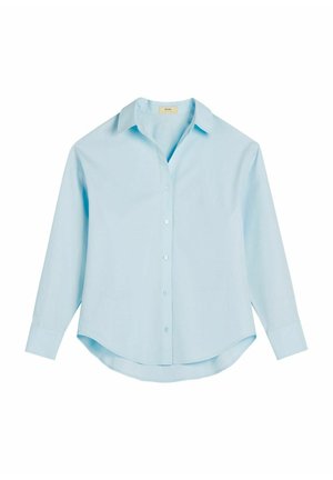 Jasnoniebieska koszula na długi rękaw zapinana na guziki, z kołnierzykiem i zaokrąglonym dołem, zaprojektowana do noszenia na co dzień lub do pracy.