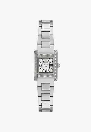 Reloj de metal plateado con una esfera rectangular, que presenta un dial de nácar blanco, marcadores de horas en negro y un bisel adornado con pequeños cristales.