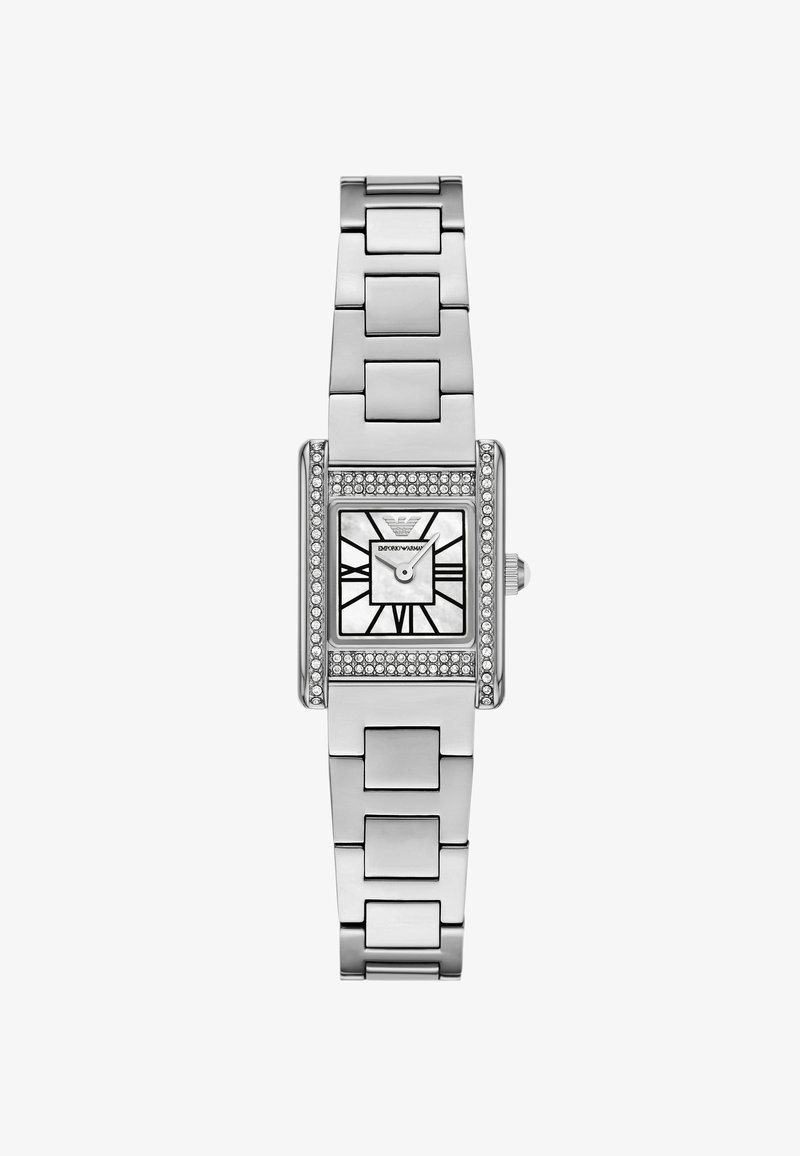 Reloj de metal plateado con una esfera rectangular, que presenta un dial de nácar blanco, marcadores de horas en negro y un bisel adornado con pequeños cristales.