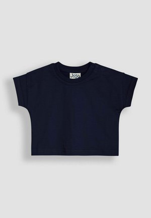 Kleitas tumši zila īsām piedurknēm apgriezta T-kreklu, kas izgatavots no mīksta kokvilnas ar apaļu kakla izgriezumu un diviem pogu aizdari plecā.