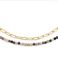 Collana a catena placcata oro, stratificata con due fili di perline multicolori sfaccettate, caratterizzate da tonalità variegate e una consistenza liscia.