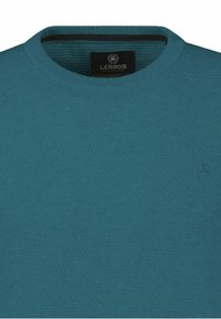 Turkusowy sweter dziergany z okrągłym dekoltem i teksturowaną tkaniną, z małym logo na piersi oraz kontrastową lamówką przy dekolcie.