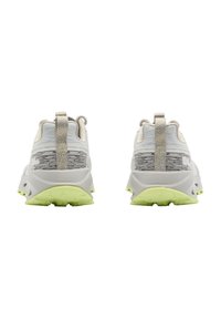 Paire de chaussures de sport blanches avec semelles grises et vert néon vues de dos, montrant des languettes de tirage et un design texturé au talon.