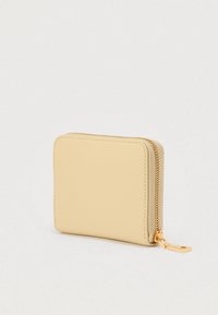 Κίτρινο πορτοφόλι από συνθετικό δέρμα με τετράγωνο σχήμα, λεία υφή και χρυσό φερμουάρ κατά μήκος της πάνω άκρης. Μίνιμαλ σχεδιασμός χωρίς σχέδια.