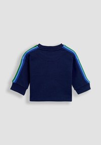 Maglietta blu navy a maniche lunghe per bambini, con strisce verdi, blu e azzurre lungo le maniche, mostrata da dietro su uno sfondo grigio.