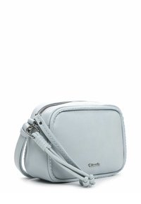 Gaiši zila ādas pleca soma taisnstūrveida formā, ar rāvējslēdzēja aizdari, pinuma dekorācijām un noņemamu siksnu. Sudraba logotipa detaļa.