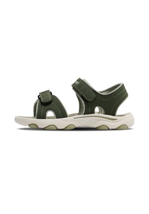 Zielona sandał z teksturowaną górą, regulowanymi paskami i miękką białą podeszwą. Posiada okrągły nosek i wycięcia zapewniające przepływ powietrza.