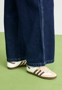 SAMBA OG UNISEX - Sneakers laag - off white/earth strata/gum