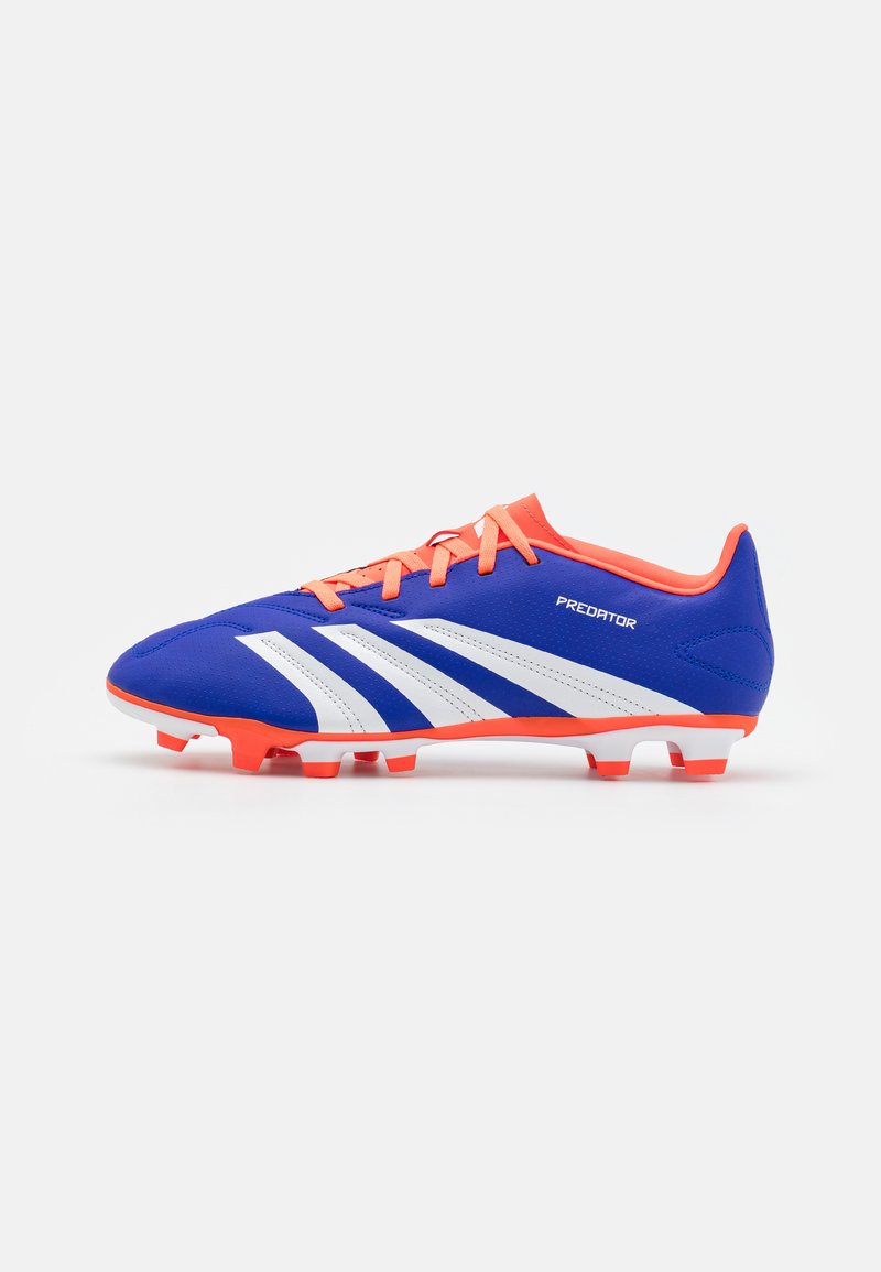 Botas de fútbol azules con franjas blancas y acentos naranjas. Cuentan con una parte superior suave, cierre de cordones y múltiples tachuelas en la suela para mayor agarre.