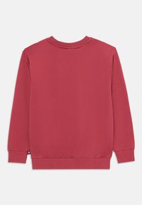 Felpa rossa con maniche lunghe, polsini e orlo a costine. Tessuto liscio, scollo rotondo classico, design semplice senza motivi o grafiche visibili.