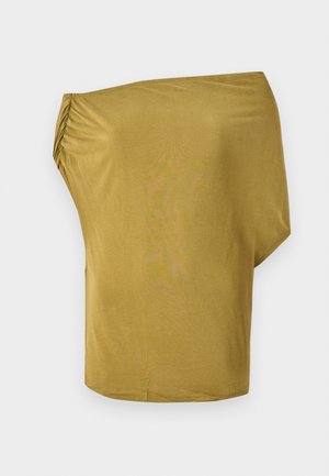 Luchtig, off-the-shoulder top in mosterdgeel, gemaakt van zacht materiaal met geplooide details aan de zijkant, gladde textuur en een gebogen zoom.