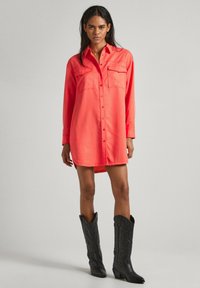 Pepe Jeans Tričkové šaty - crispy red