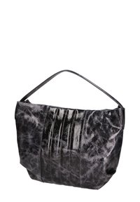 Borsa a spalla in pelle verniciata nera con manico curvo, caratterizzata da una superficie texturizzata e un design plissettato per un interessante effetto visivo.