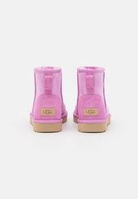 UGG CLASSIC MINI II - Botas de inverno - wildflower
