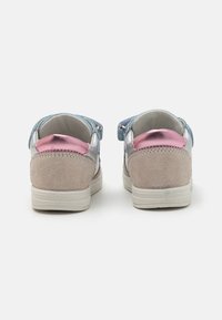 Lyseblå og sølvsuede sko med rosa detaljer, med en borrelås og rund tå, vist fra bakview.